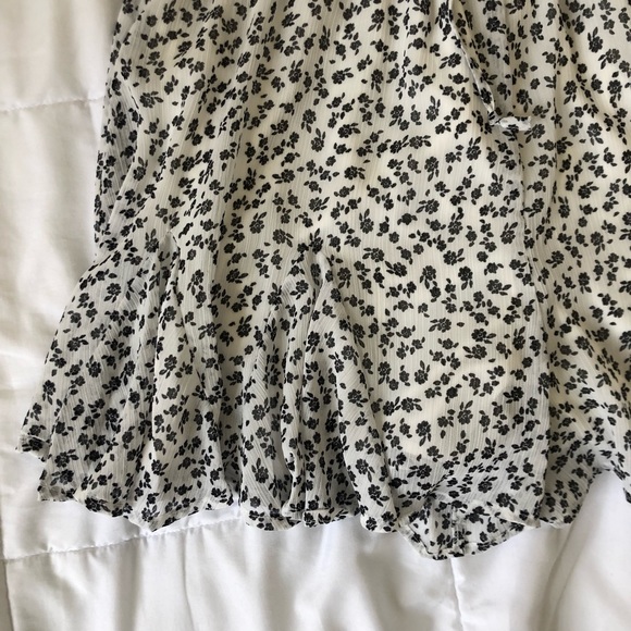 Altar’d State Romper Floral Black and White Square Neckline Balloon Sleeved - Picture 6 of 7